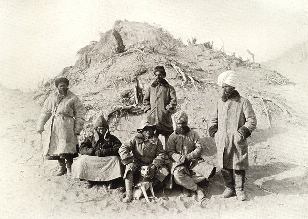 Stein Aurél expedíciójának tagjaival és kutyájával