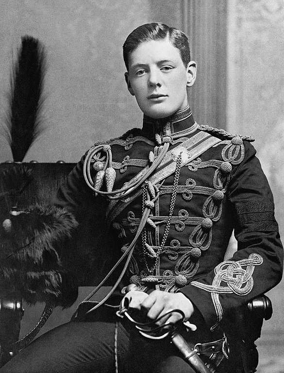 Az alig 21 éves Churchill a 4. Királynői Huszárezred egyenruhájában, 1895-ben
