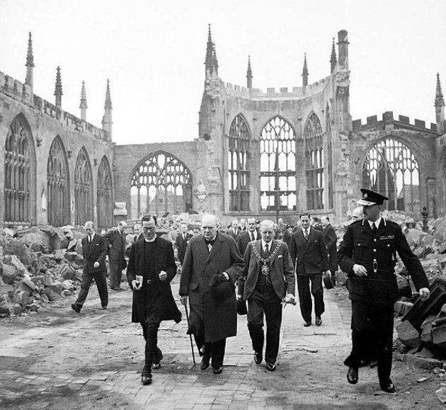 Churchill a lebombázott coventryi katedrális romjai között 1941-ben
