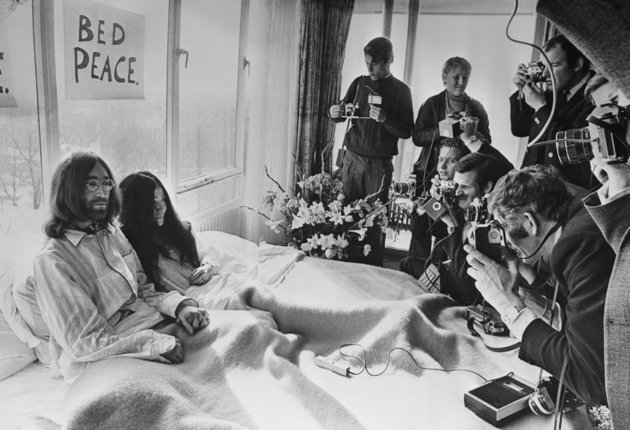 John Lennon és Yoko Ono nászútjuk keretében szokatlan sajtótájékoztatót tartanak az amszterdami Hilton szálló elnöki lakosztályán, 1969. március 25.