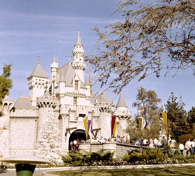 Disneyland, Csipkerózsika kastélya 1962-ben (Wikipedia / Orange County Archives / CC BY 2.0)