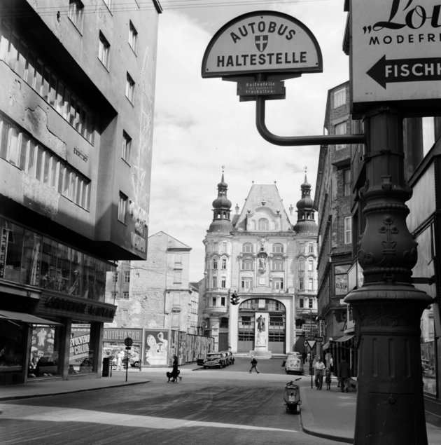 Bécs, 1956, Lichtensteg a Rotenturmstrasse kereszteződésénél (Kép forrása: Fortepan / UWM Libraries)