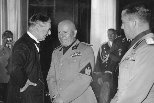 Ciano (j) Mussolinivel (k) és Neville Chamberlain brit miniszterelnökkel a müncheni konferencián 1938. szeptember 29-én (Bundesarchiv, Bild 183-R99301 / CC BY-SA 3.0)