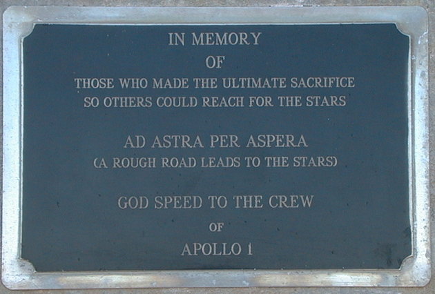 A legénység emléktáblája a 34. indítóállás helyén (Wikipedia / Christopher K. Davis / CC BY-SA 3.0)