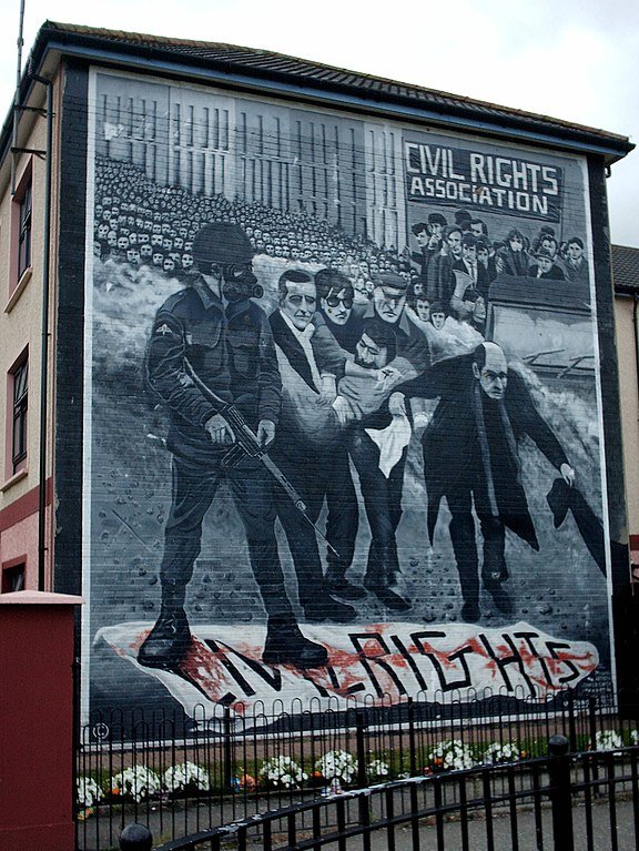 A véres vasárnapra emlékező falfestmény Derryben (Wikipedia / Keith Ruffles / CC BY 3.0)