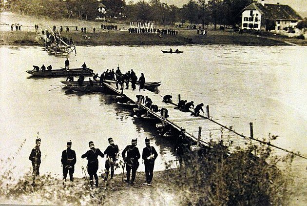 Svájci katonák hidat építenek, 1915.