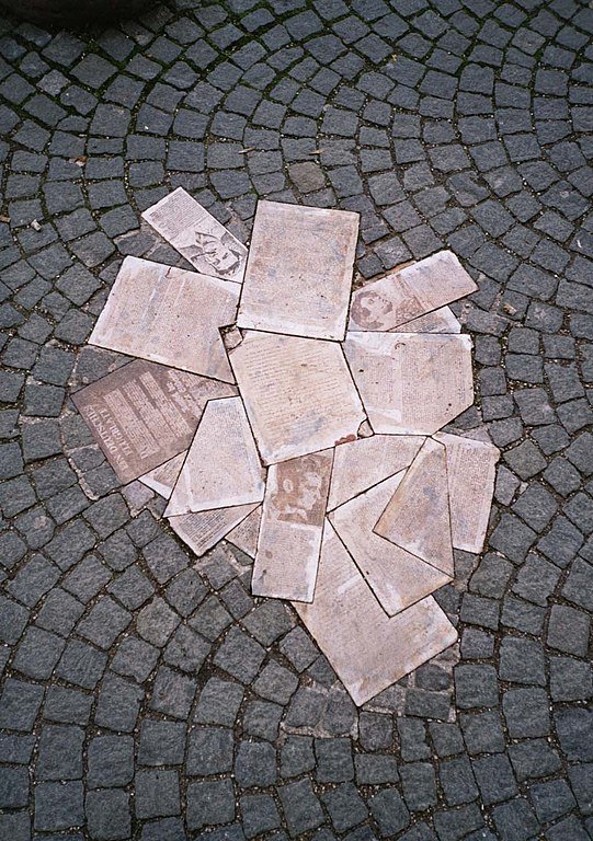 A Fehér Rózsa emlékműve a müncheni Lajos–Miksa Egyetem előtt