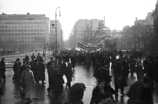 1947, Budapest, Szabadság tér, a március 15-i ünnepség résztvevői. (Fortepan / Berkó Pál)