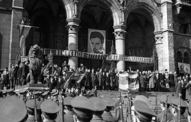 1947, Budapest, Kossuth Lajos tér, március 15-i ünnepség a Parlamentnél. (Fortepan / Berkó Pál)