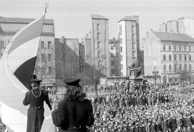 1952, Budapest, Múzeumkert, március 15-i ünnepség a Magyar Nemzeti Múzeum lépcsőjéről nézve. (Fortepan / Magyar Rendőr)