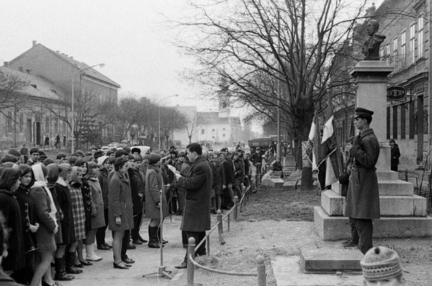 1970, Monor, A forradalmi ifjúsági napok járási megnyitó ünnepsége március 15-én Kossuth Lajos mellszobránál.(Fortepan / Péterffy István)