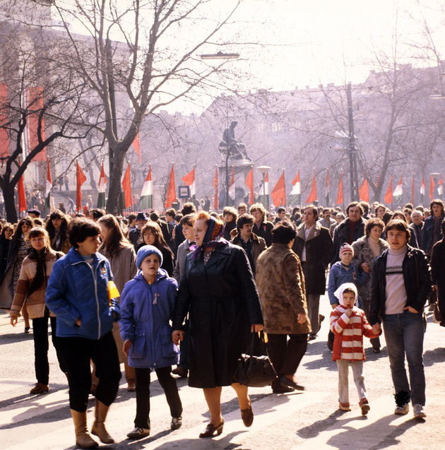 1980, Budapest, Múzeum körút, háttérben a Magyar Nemzeti Múzeum, március 15-i ünnepség résztvevői. (Fortepan / Gábor Viktor)