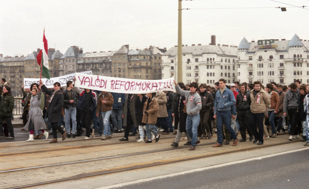 1988, Budapest, Margit híd, felvonulók március 15-én. Háttérben a Palatinus házak. (Fortepan / Hodosán Róza)