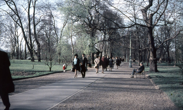 Békésen sétálgatók a budapesti Margitszigeten, 1971. (Fortepan / Zsanda Zsolt)