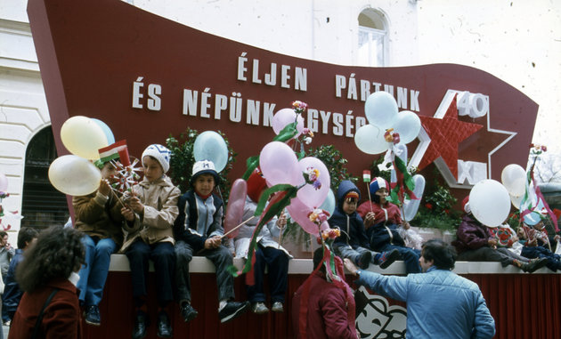 Készülődés a május 1. ünnepségre a budapesti Marek József utcában, 1985. (Fortepan / Urbán Tamás)
