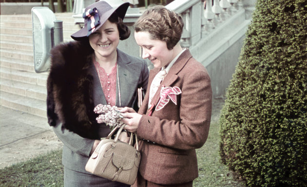 Boldogan mosolygó barátnők a városligeti Iparcsarnok bejárata előtt, 1939. (Fortepan / Fortepan)