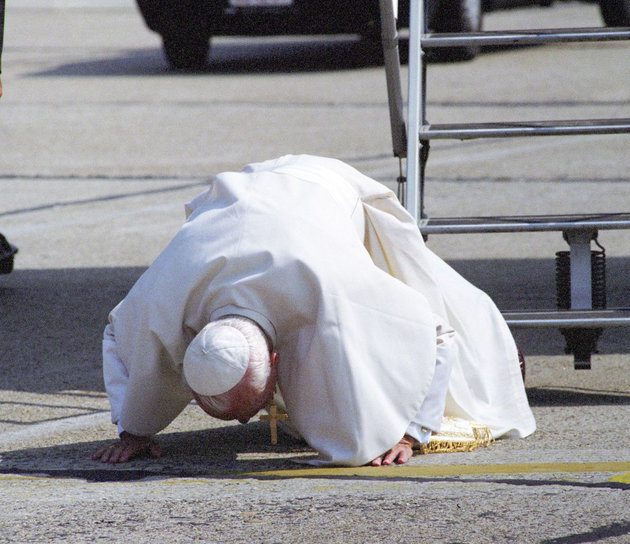 II. János Pál pápa megérkezésének ominózus jelenete Ferihegyen 1991. augusztus 16-án. (Kép: MTI/Soós Lajos)