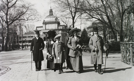 Vajdahunyad sétány a vár előtti hídról nézve, szemben a millenniumi kiállításra készült Székesfővárosi pavilon, 1903 (Fortepan / Schmidt Albin)