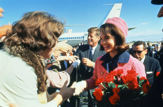 John F. Kennedy feleségével Jacqualine Kennedyvel Dallasban