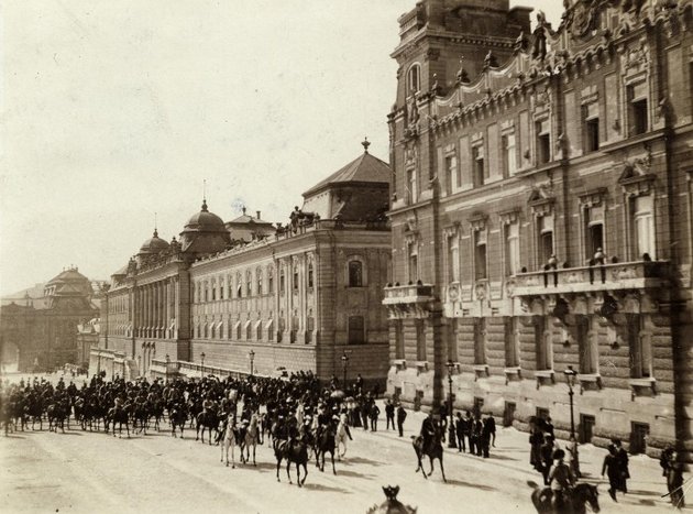 Szent György tér, balra a Királyi Palota (ma Budavári Palota), középen az Istállóépület, jobbra a József főhercegi palota.