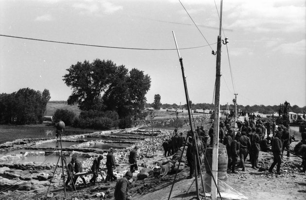 Óriásbuzgár a Maros töltésénél, az 1970. tavaszi árvíz idején (Fortepan / Szalay Zoltán)