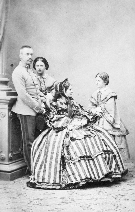 Albrecht főherceg és felesége, Hildegard két lányukkal, Matilddal és Mária Teréziával