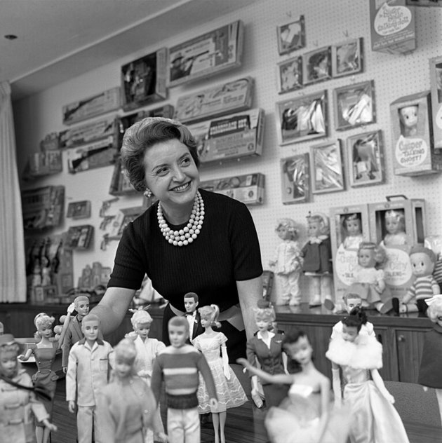 Ruth Handler Barbie-babákkal és egyéb Mattel-játékokkal 1961-ben (Wikimedia Commons / The Los Angeles Times / CC BY 4.0)