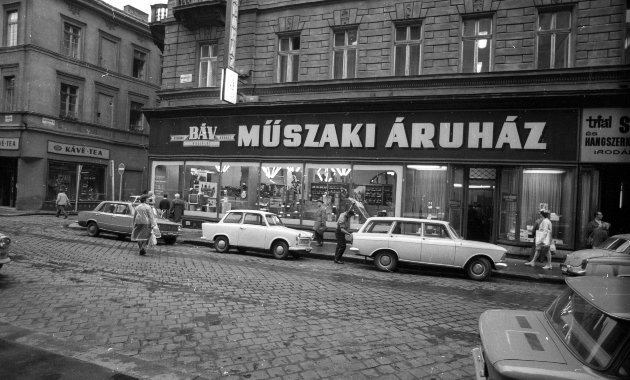 A BÁV Műszaki Áruháza 1976-ban a Király (akkor Majakovszkij) utca 35-37-ben. (Kép forrása: Fortepan / Szalay Zoltán)