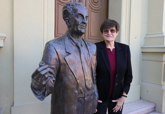 Karikó Katalin 2021. május 21-én a Szegedi Tudományegyetem központi épülete előtt, Szent-Györgyi Albert Nobel-díjas biokémikus szobránál (Wikimedia Commons / Szegedi Tudományegyetem / CC BY-SA 4.0)