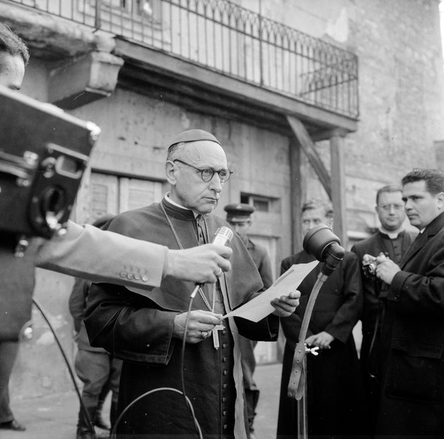 Mindszenty József rádióbeszédet tart a várbeli prímási palota udvarán 1956-ban, szabadulása után