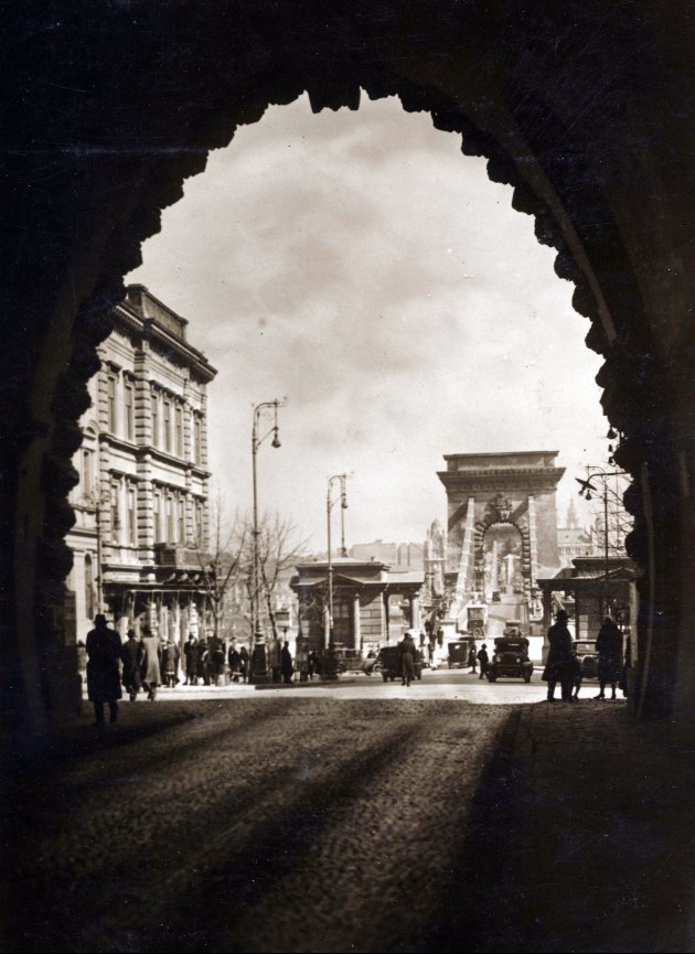 A Széchenyi Lánchíd az Alagútból nézve 1931 (Kép forrása: Fortepan / Jezsuita Levéltár)