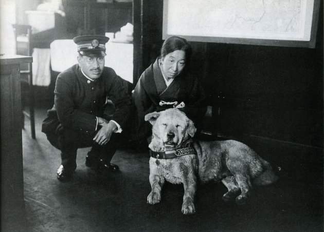 Hacsikó a Sibuja állomás dolgozóival 1933-ban