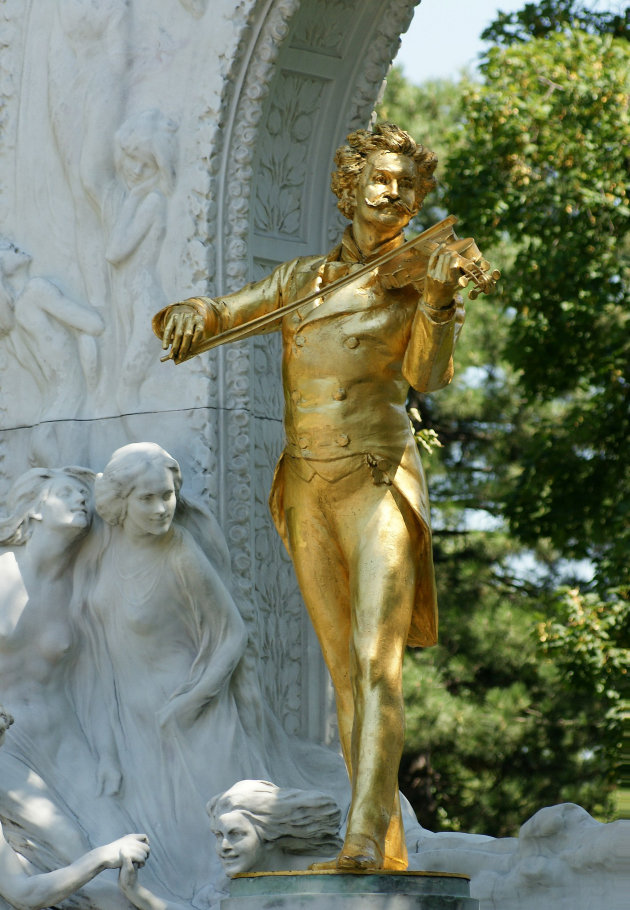 A zeneszerző aranyszobra a bécsi városi parkban (Kép forrása: Wikipédia / Böhringer Friedrich / CC BY-SA 2.5 DEED)