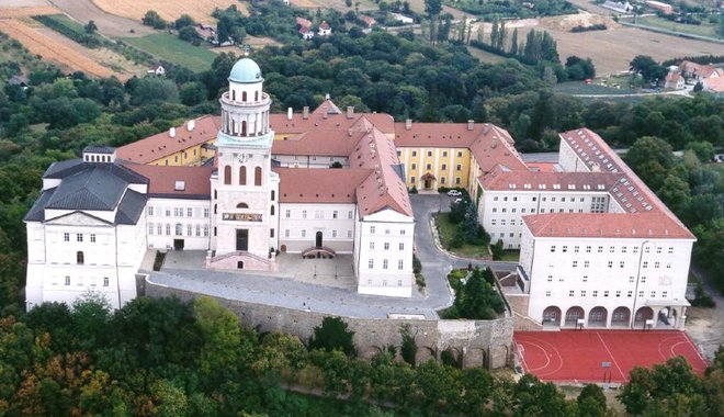 Középkori temetőre bukkantak a Pannonhalmi Bencés Főapátság udvarán