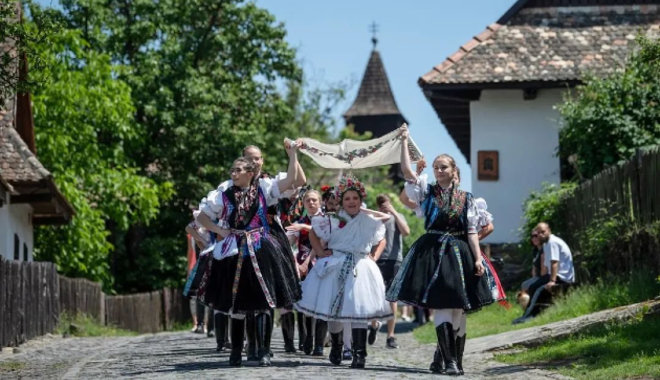A szomorú pünkösdi királytól Csíksomlyóig