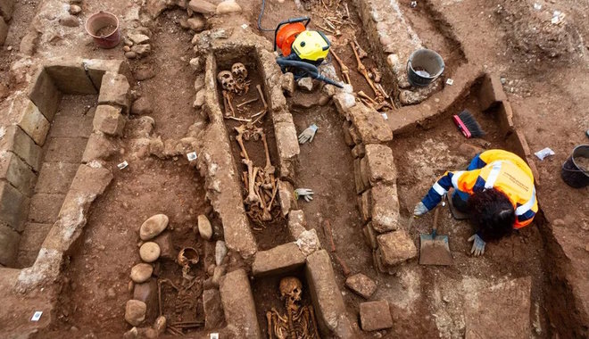 Tömegsírokat rejtett a francia templomrom