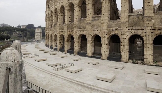 Jegyüzérek és botok uralják a római Colosseumot