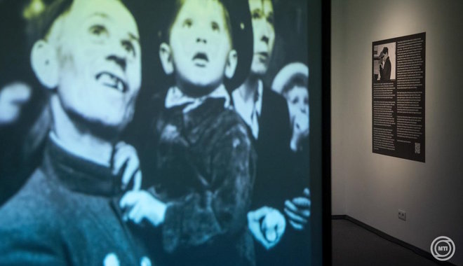 Robert Capa és a Magnum fotóiból nyílt kiállítás
