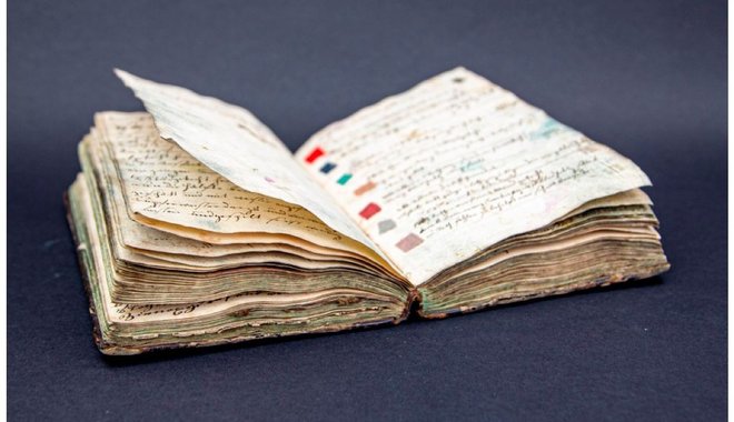 Különleges színrecepteket rejtett egy 19. századi textilfestő jegyzetfüzete