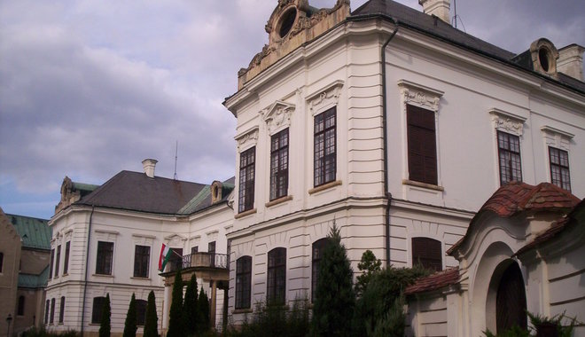Befőttesüvegbe rejtett aranyérméket találtak a veszprémi érseki palota pincéjében