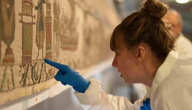 Különleges bölcsőben szállítják Londonba a Bayeux-i falikárpitot
