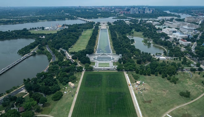 Leválik a festék a felújított washingtoni Lincoln-emlékmű medencéjéről