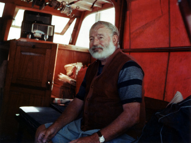 Pilar nevű hajóján, Kubában 