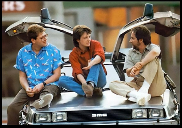 Robert Zemeckis, Michael J. Fox és Steven Spielberg a DeLorean motorhéztetőjén 